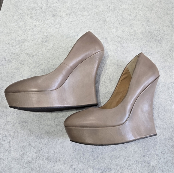 🐢 L.A.M.B. Women Novice Taupe High Wedge Slip On Size 9.5 Pumps - Picture 13 of 17